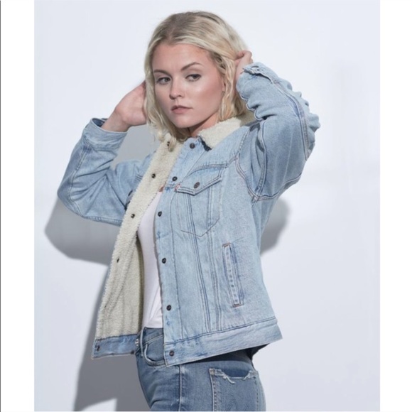 NWT Ex-Boyfriend Sherpa Trucker Jacket Light Wash - Picture 11 of 16